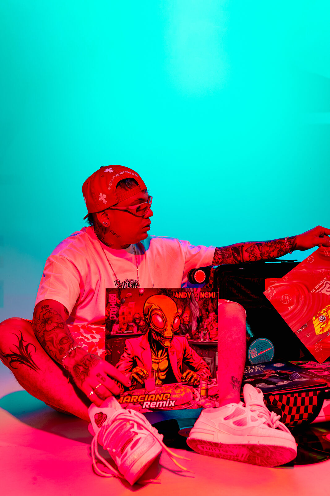 4NDY con vinilos luz neón